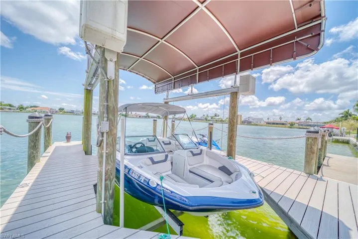 Covered boat lift
