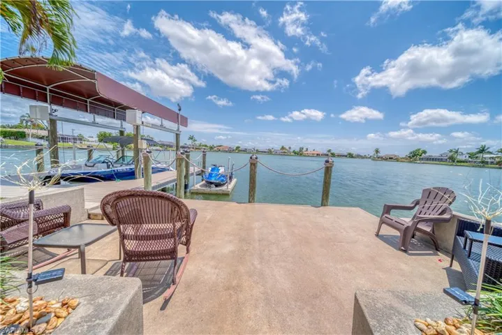 Cantilevered dock