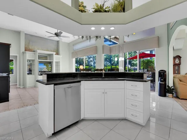 Kitchen w/ Island