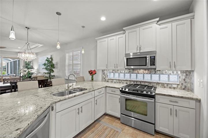 Kitchen w/granite counters, custom backsplash
