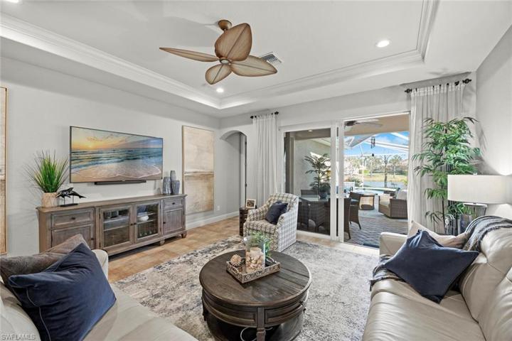 Great room w/tray ceiling