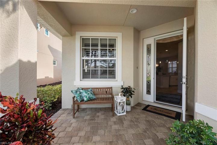 Covered entry w/retractable screen at front door