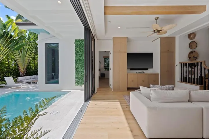 1140 8th St S, Naples, Florida 34102