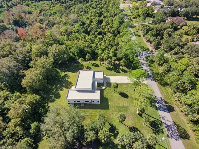 Aerial view of property's location with a heavily wooded area