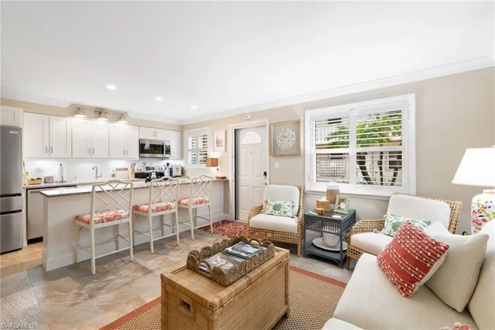 Living area featuring crown molding and recessed lighting