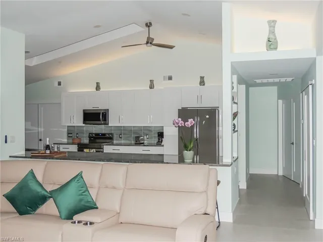 Kitchen with vaulted ceilings and ambiance lighting