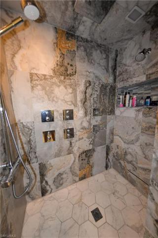 MASTER SHOWER WITH MULTIPLE JETS AND STEAM SHOWER