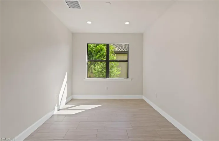 Photo of unfurnished model, options may vary.