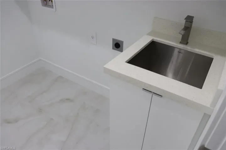 Laundry sink