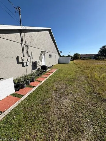 View of grassy yard