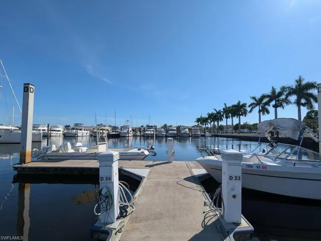 525  Newport  DR, Naples, FL 34114