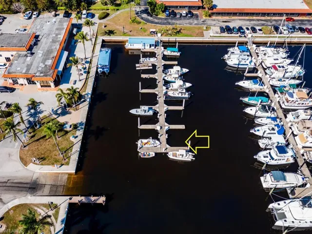 525  Newport  DR, Naples, FL 34114