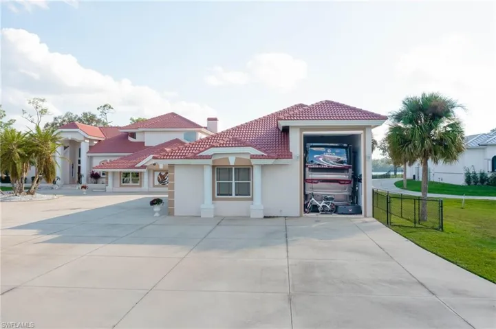 Side of 2748 SF  RV Garage with enough room for a Class A Motorcoach.  Plus plenty of driveway to turn around with ease.