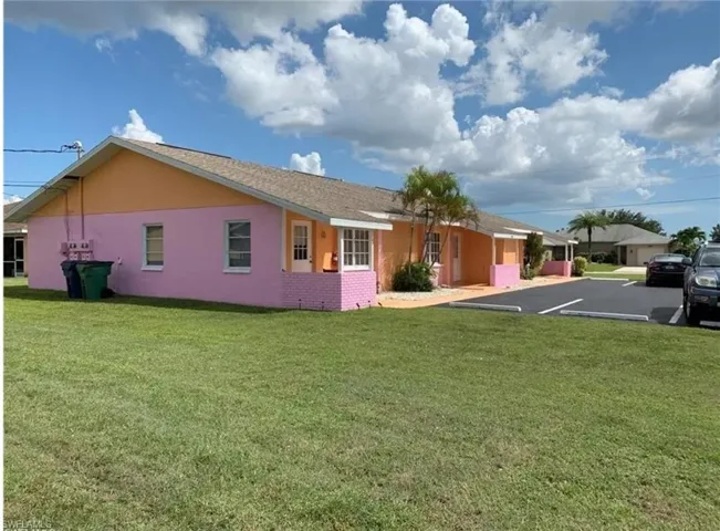 View of front facade with a front lawn