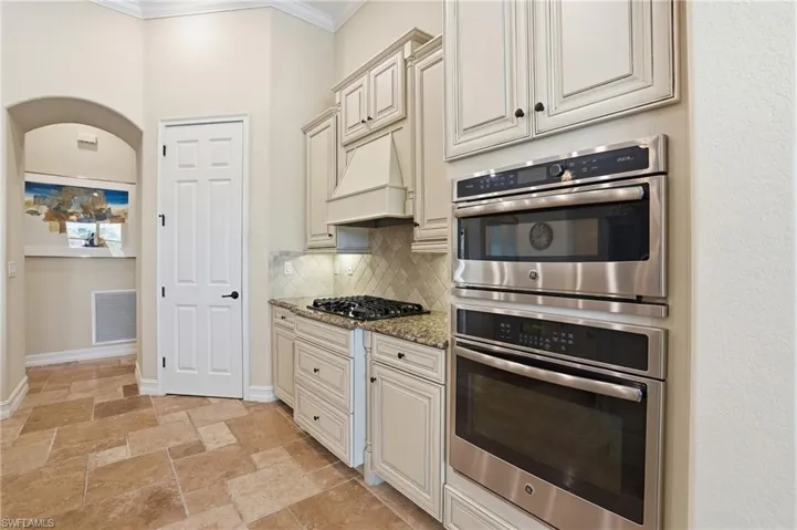 3266 Runaway Ln, Naples, Florida 34114