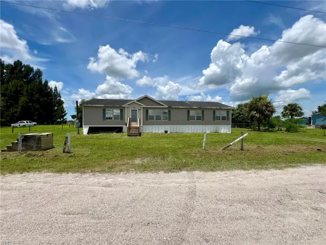 Manufactured / mobile home with a front yard