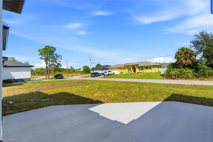 View of grassy yard
