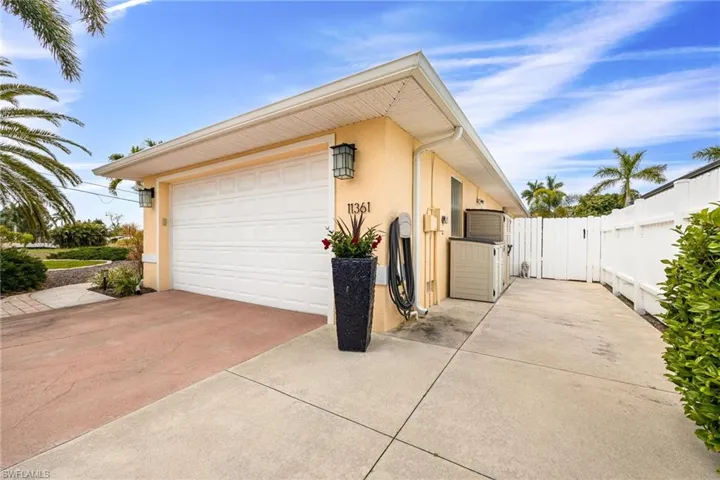 Garage & Extra Concrete Apron Perfect for Boat Trailer Storage