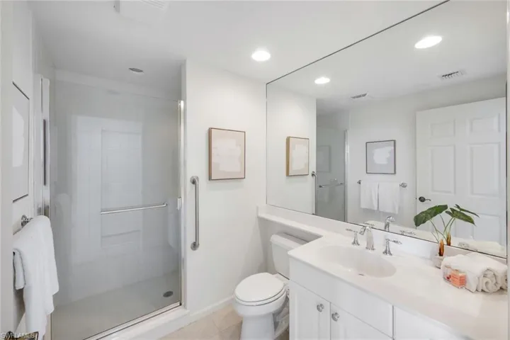 Full guest bath 1 in suite