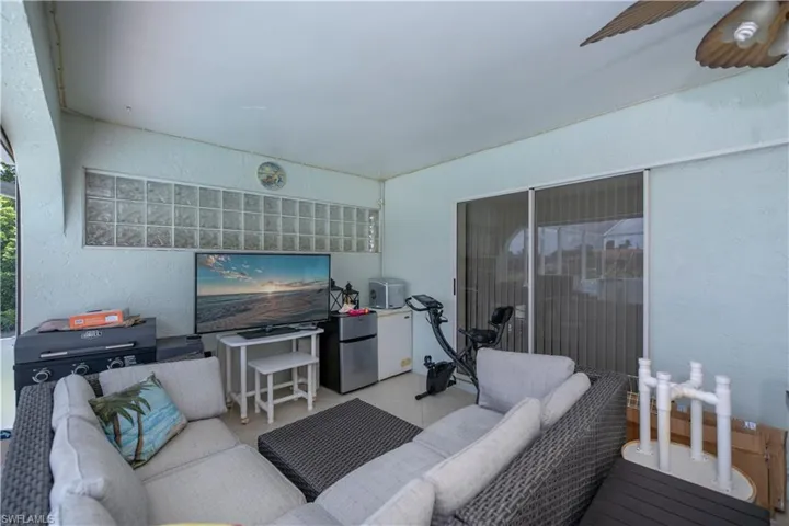 Outdoor screened living area