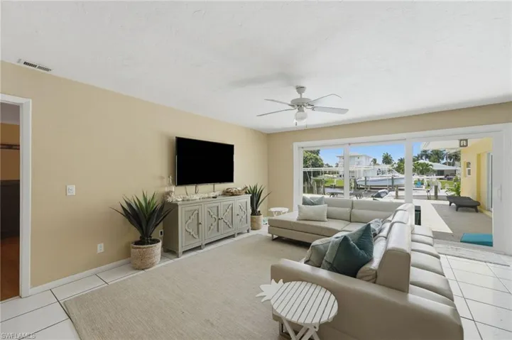 902 El Dorado Pkwy E, Cape Coral, Florida 33904