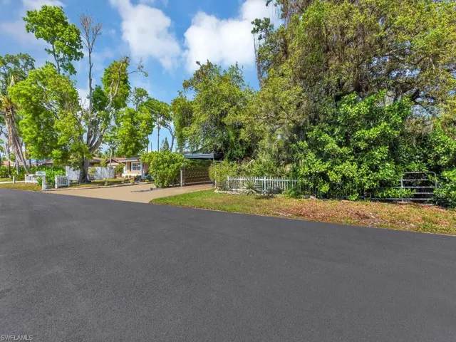 Additional lot included with home purchase