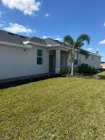 View of front facade with a front yard