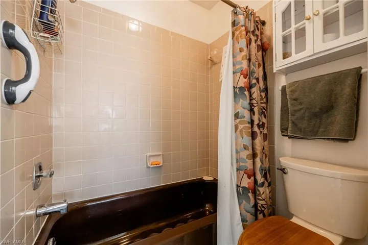 Full bathroom featuring toilet and shower / bath combo