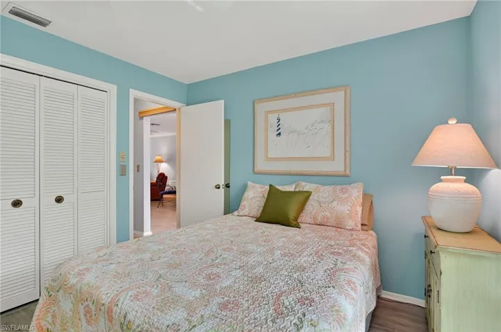 Good-sized dbl. closet