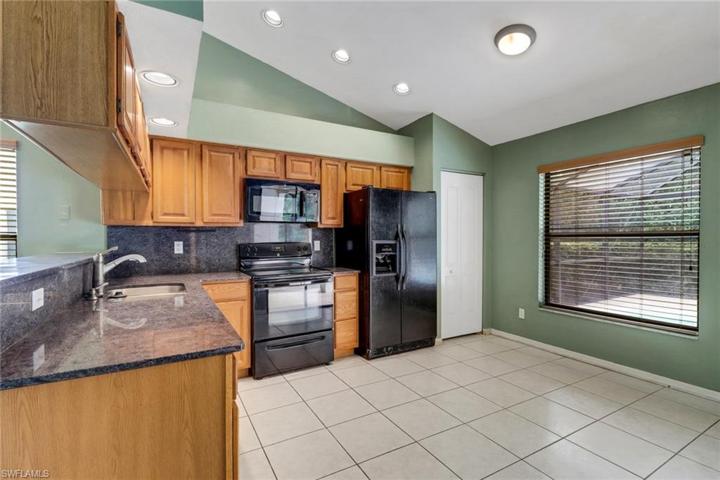 1374  Foxfire  LN, Naples, FL 34104