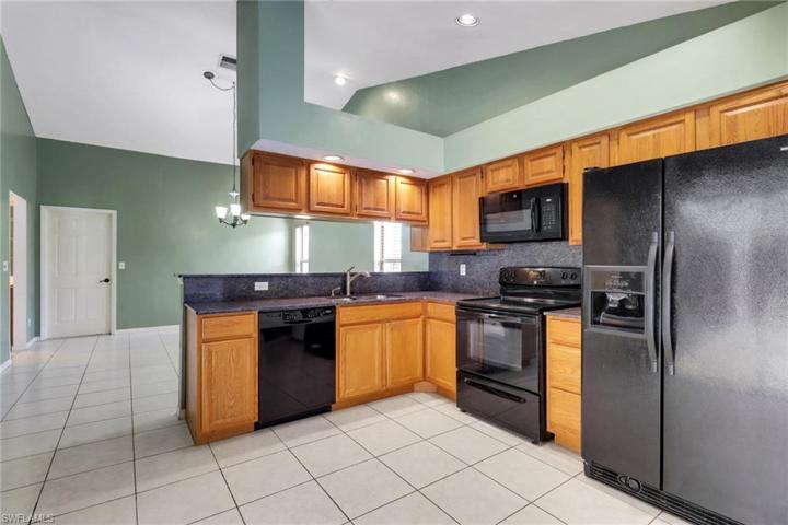 1374  Foxfire  LN, Naples, FL 34104