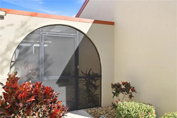 Screened courtyard entry