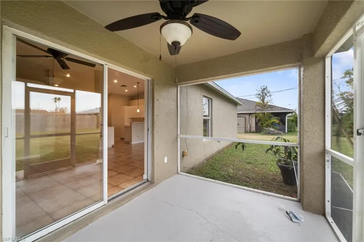 Sunroom with ceiling fan