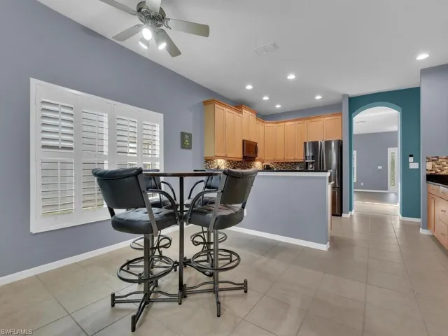 Dining Area & Breakfast Bar