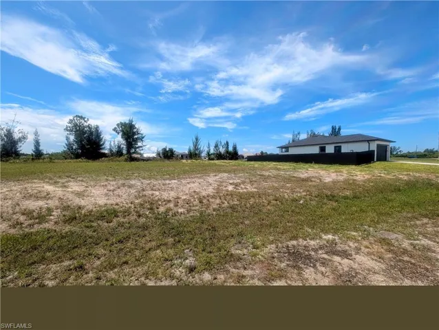 Left side view of the vacant lot from the road