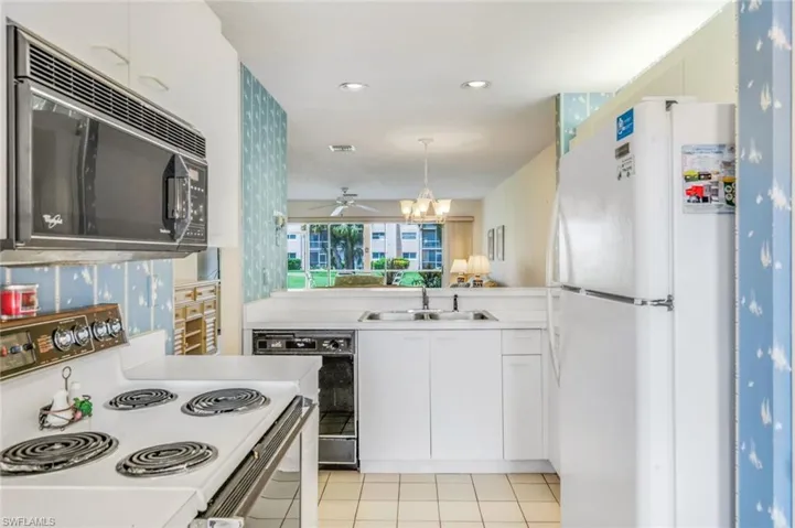 576  Woodshire  LN, Naples, FL 34105