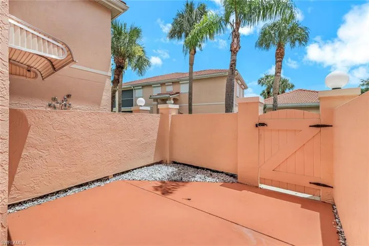 576  Woodshire  LN, Naples, FL 34105