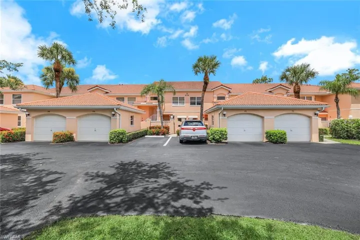 576  Woodshire  LN, Naples, FL 34105