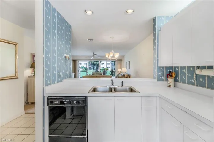 576  Woodshire  LN, Naples, FL 34105