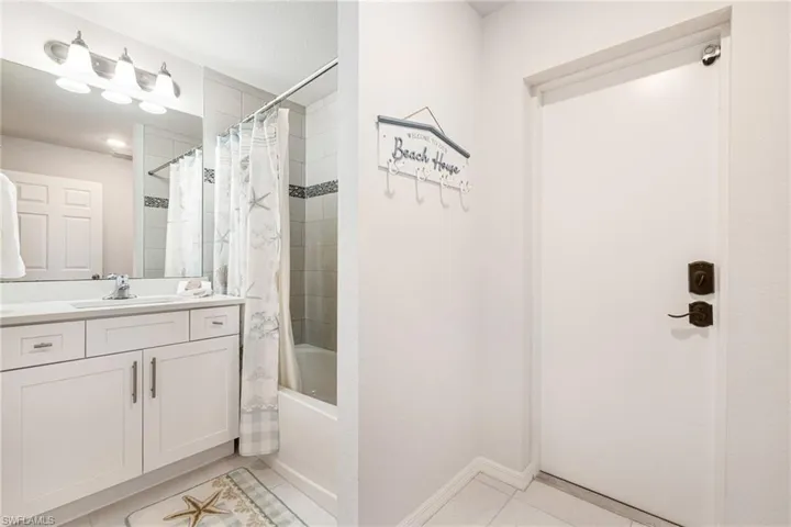 Secondary Full bath with access to Pool & Screened Lanai