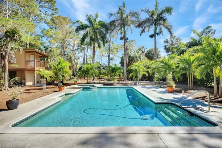 5660  English Oaks  LN, Naples, FL 34119