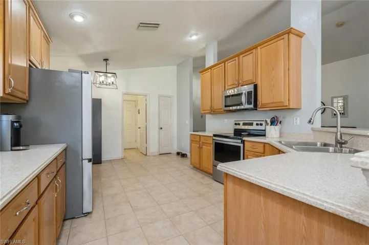 9705  Gladiolus Bulb  LOOP, Fort Myers, FL 33908