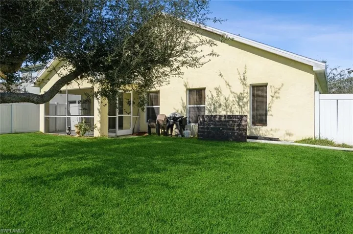 9705  Gladiolus Bulb  LOOP, Fort Myers, FL 33908