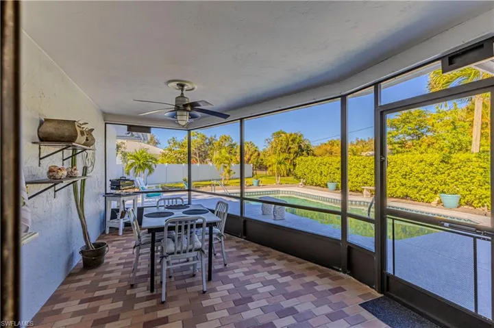 Sunroom with ceiling fan