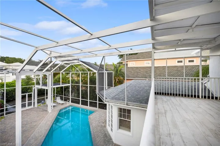 Mainhouse - Balcony Overlooking Pool
