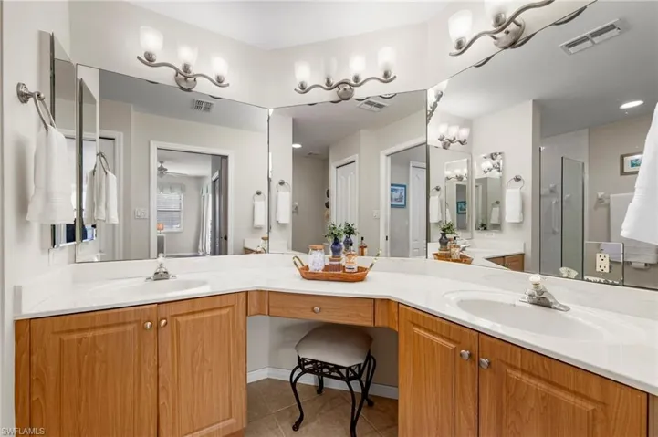 Master bath w/dual sinks