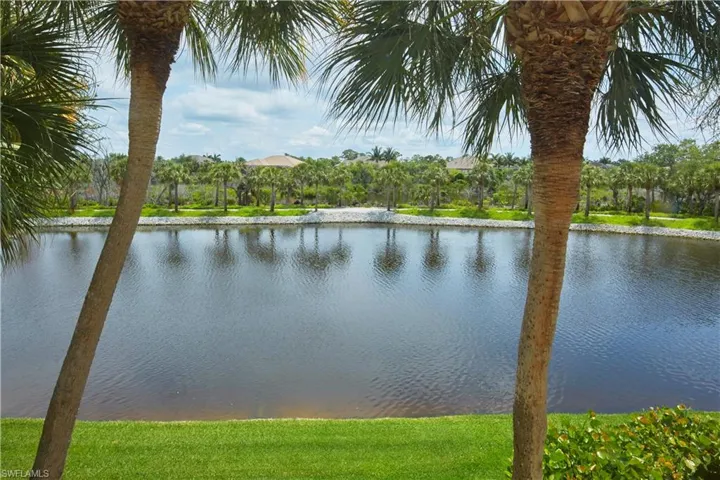 So lush and tropical. Make this your Florida retreat.
