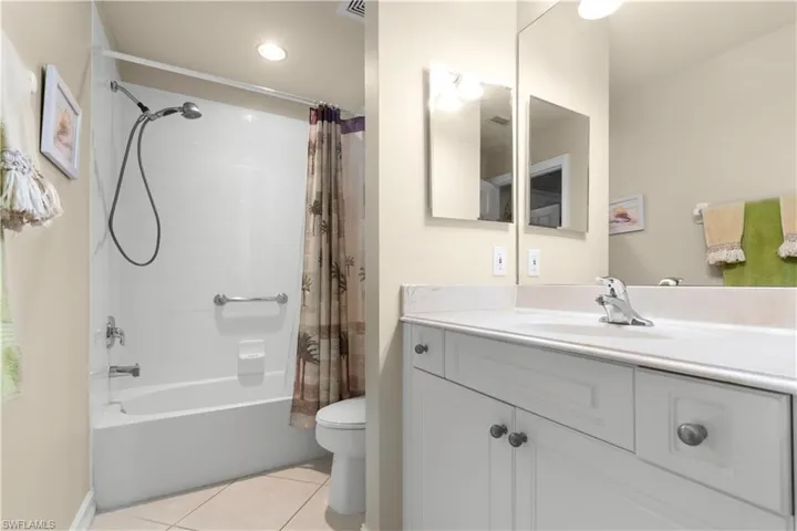 Guest bath with shower/tub combo
