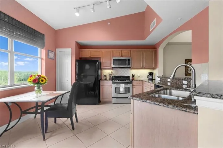 Granite counters, under cabinet lighting, pantry and an eat-in kitchen