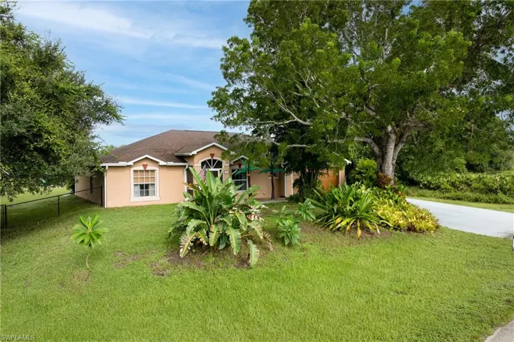 View of yard featuring driveway